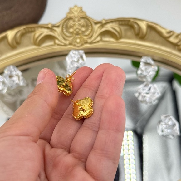 Lucky Alhambra Black Clover Stud Earrings with Logo – Elegant Everyday L… - Picture 10 of 11